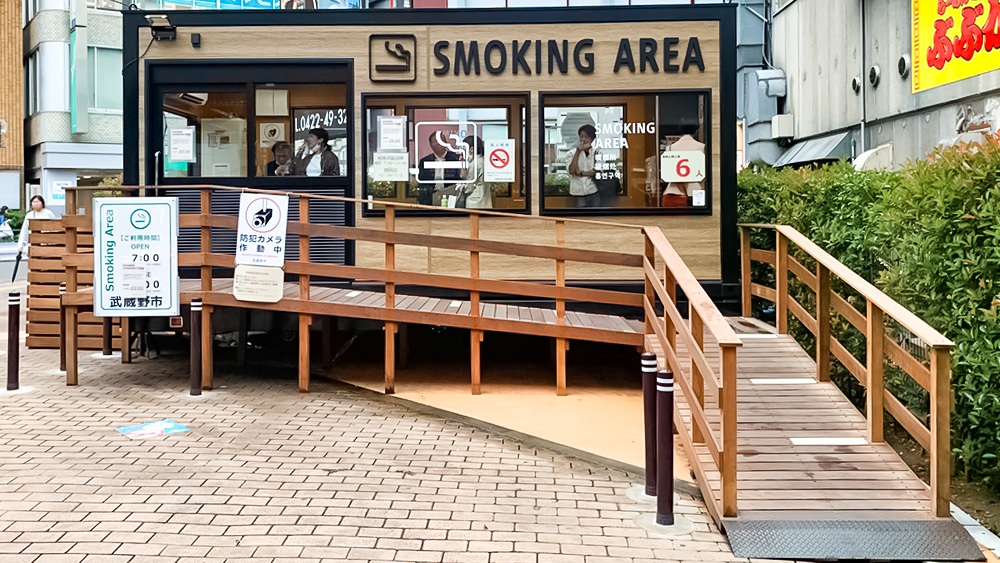 喫煙トレーラー　設置例　武蔵野市役所様（JR吉祥寺駅前）外観