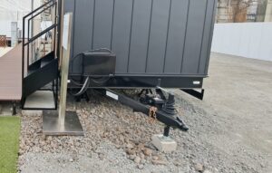 トレーラーハウスデベロップメントの「サウナトレーラー」は、イベント会場やキャンプ場、駐車場など、様々な場所でサウナを楽しむことができる、サウナ専用トレーラーハウスです。