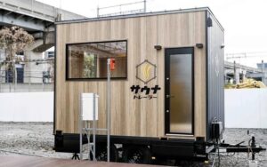 トレーラーハウスデベロップメントの「サウナトレーラー」は、イベント会場やキャンプ場、駐車場など、様々な場所でサウナを楽しむことができる、サウナ専用トレーラーハウスです。