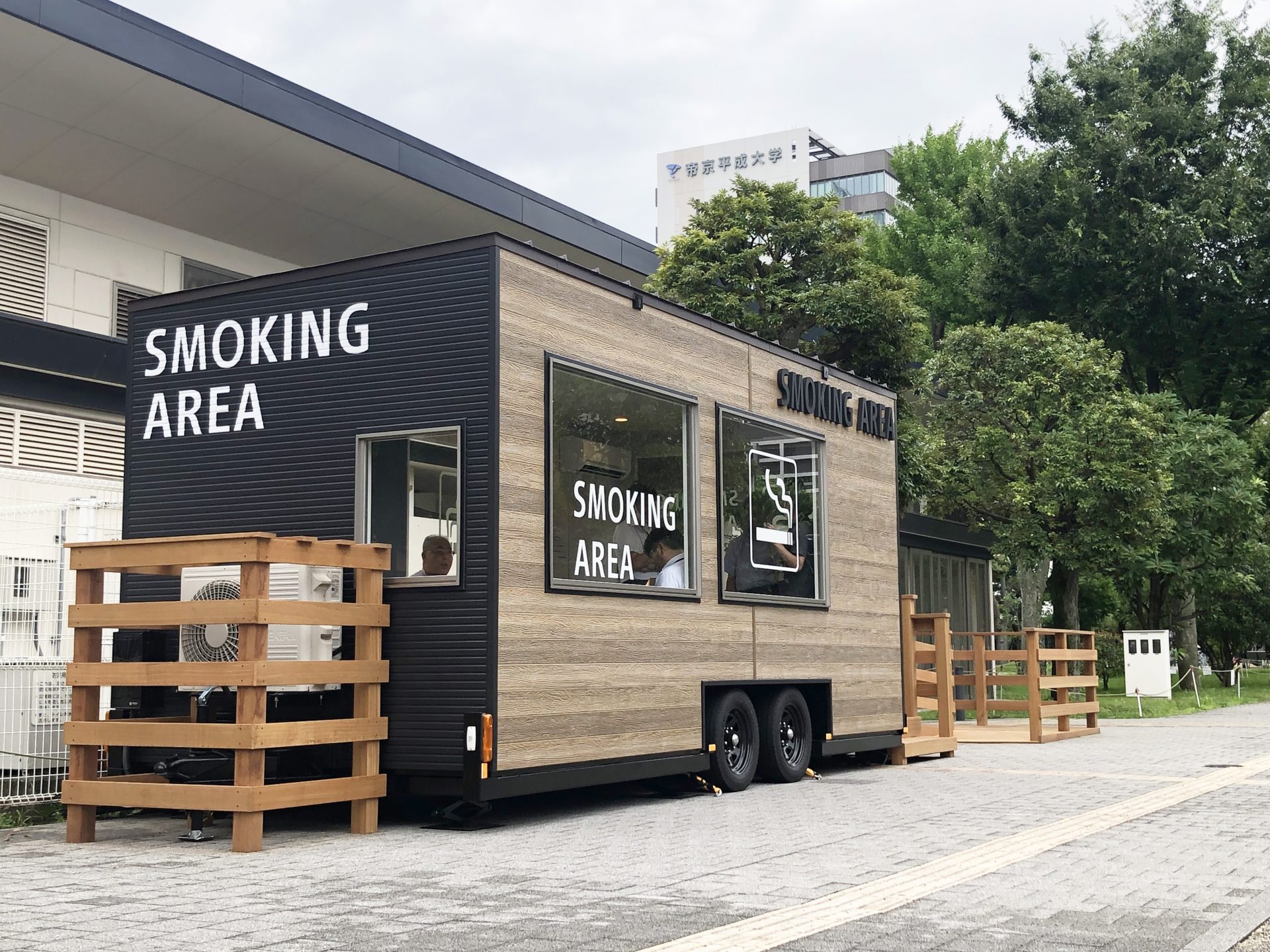 屋外喫煙所 - トレーラーハウスデベロップメント株式会社