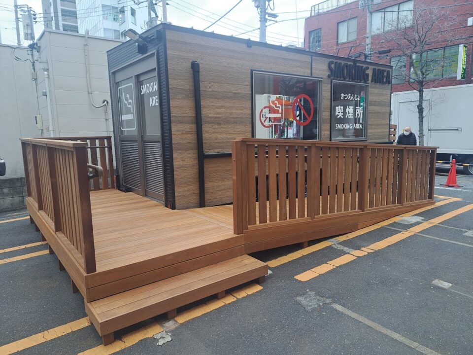 喫煙トレーラー　設置例　葛飾区役所様（青砥駅前）外観