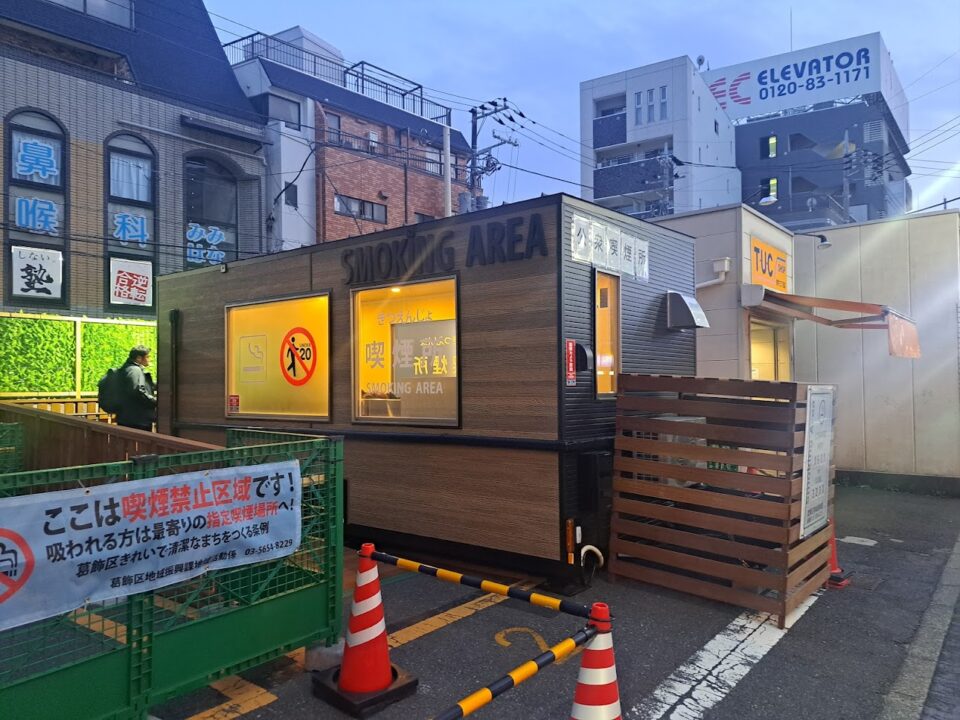 喫煙トレーラー　設置例　葛飾区役所様（青砥駅前）外観