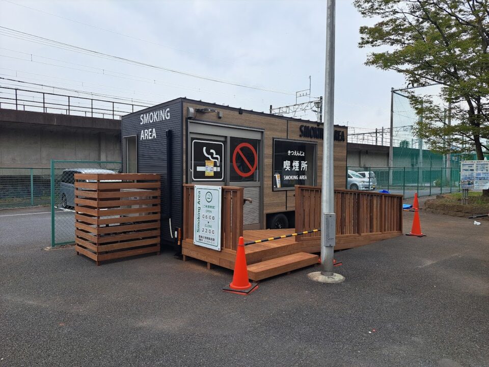 喫煙トレーラー　設置例　葛飾区役所様（新小岩公園内）外観