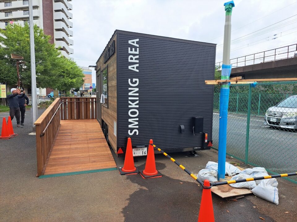 喫煙トレーラー　設置例　葛飾区役所様（新小岩公園内）外観