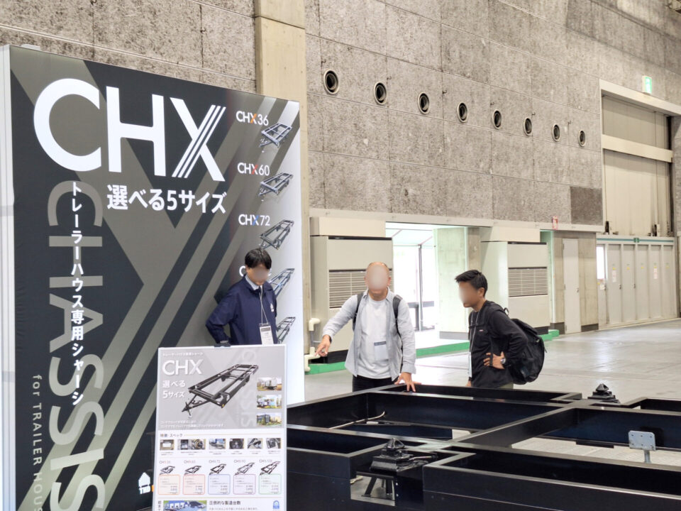 「第1回大阪トレーラーハウスショー」でトレーラーハウスデベロップメントが展示したトレーラーハウス専用シャーシ