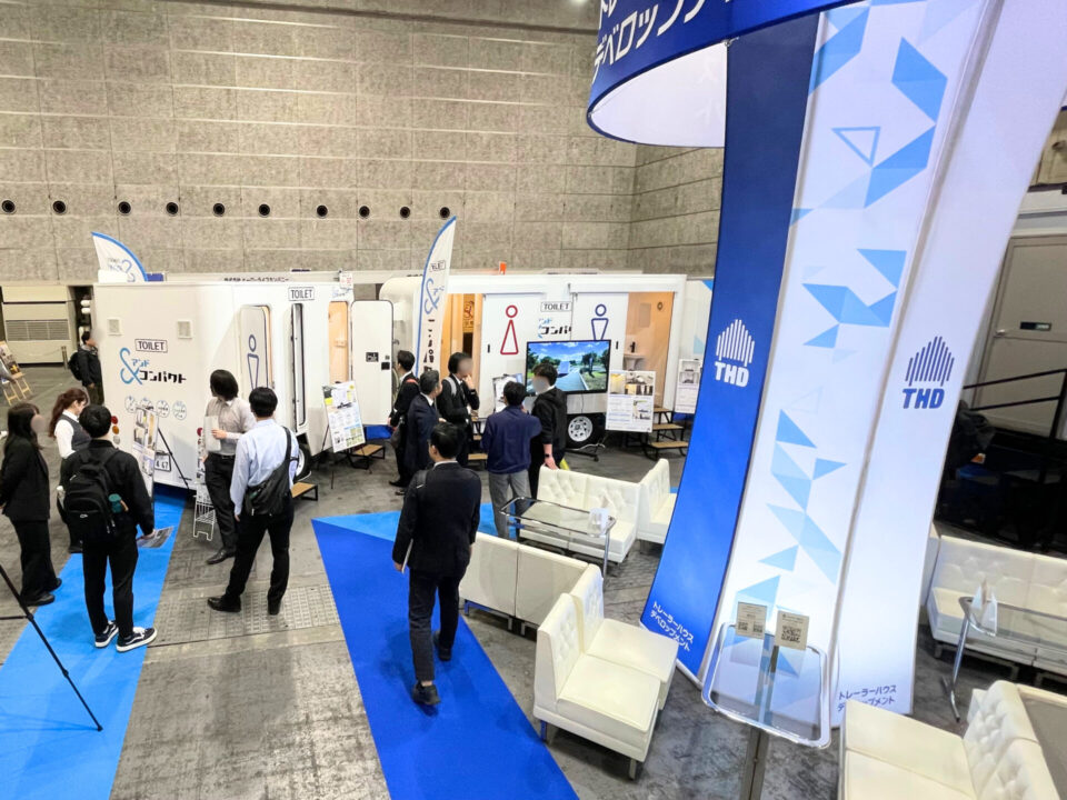 「第1回大阪トレーラーハウスショー」でトレーラーハウスデベロップメントが展示したトイレ＆コンパクト