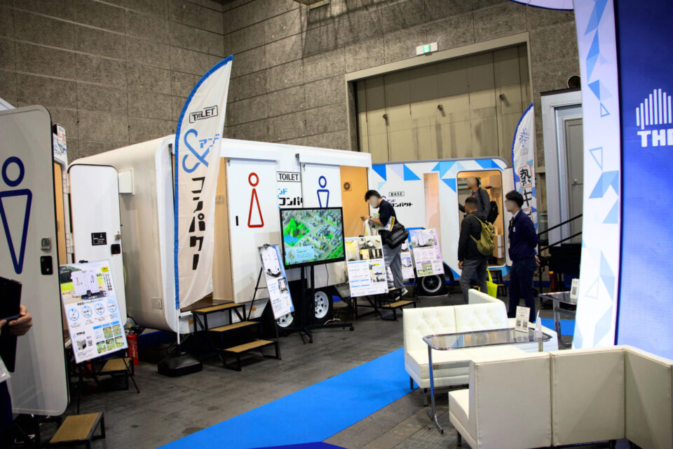 「第1回大阪トレーラーハウスショー」トレーラーハウスデベロップメントのトイレ＆コンパクト