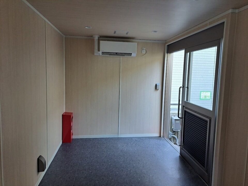 喫煙トレーラー　設置例　北区役所様（北とぴあ）内観