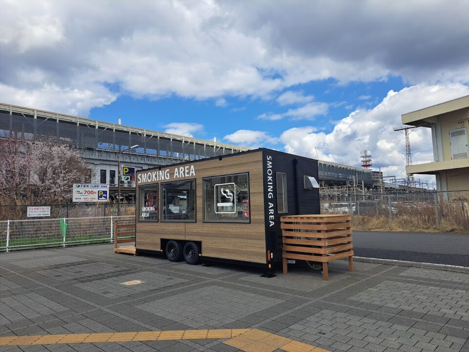喫煙トレーラー　設置例　小山市役所様（小山駅東口）外観