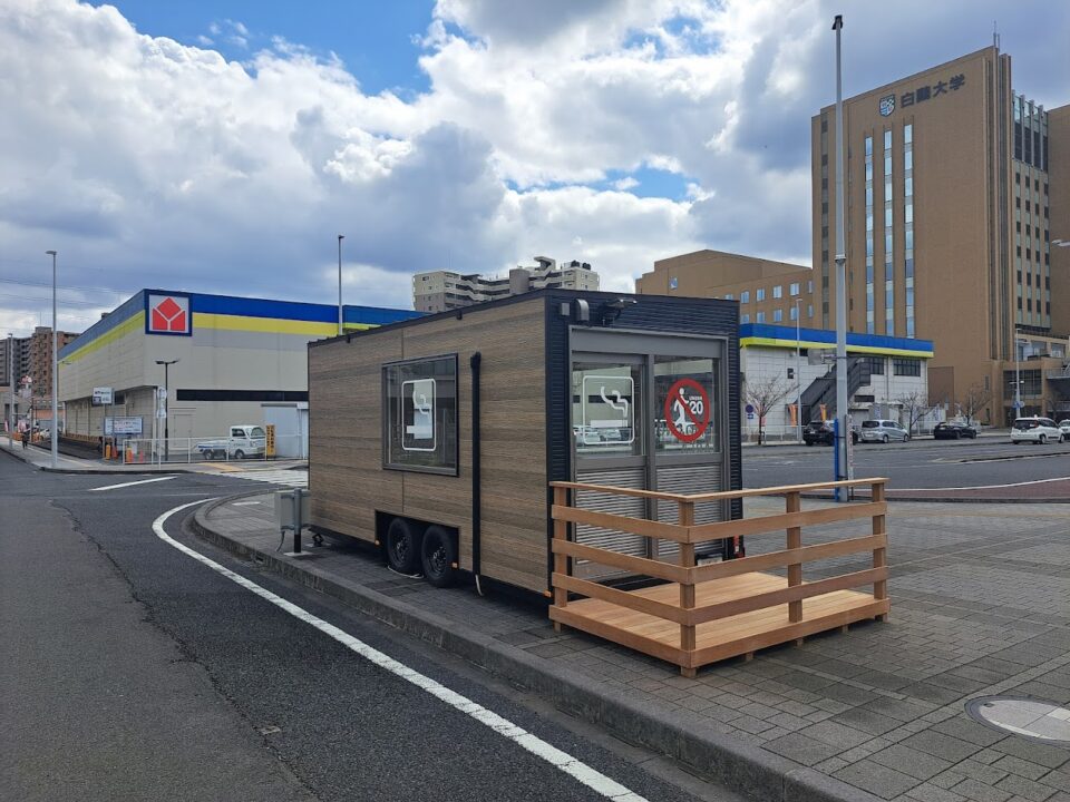 喫煙トレーラー　設置例　小山市役所様（小山駅東口）外観背面