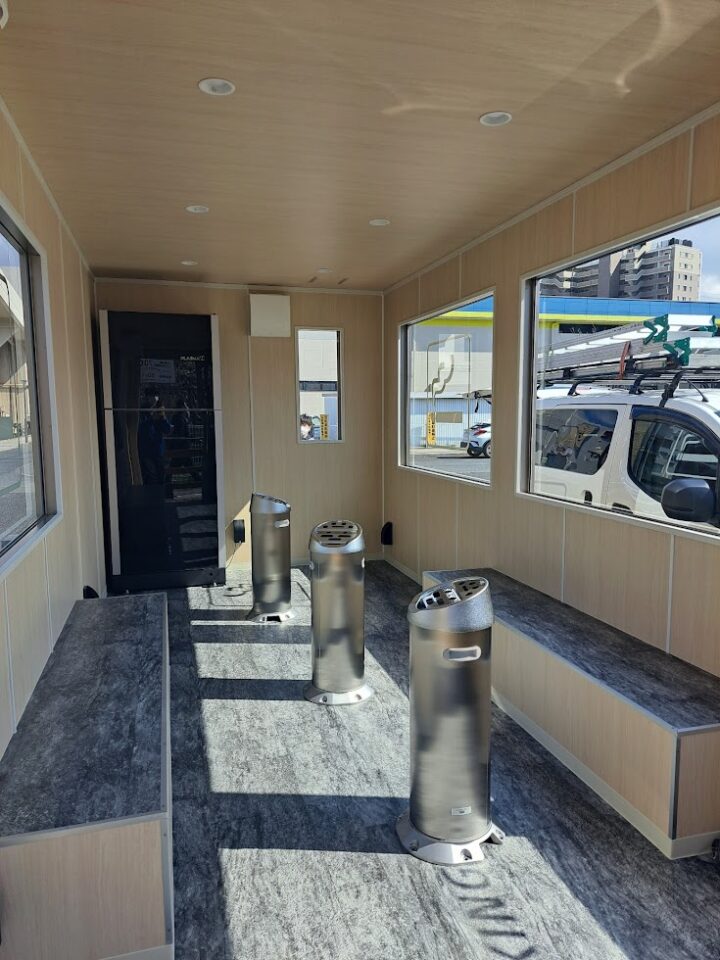 喫煙トレーラー　設置例　小山市役所様（小山駅東口）内観