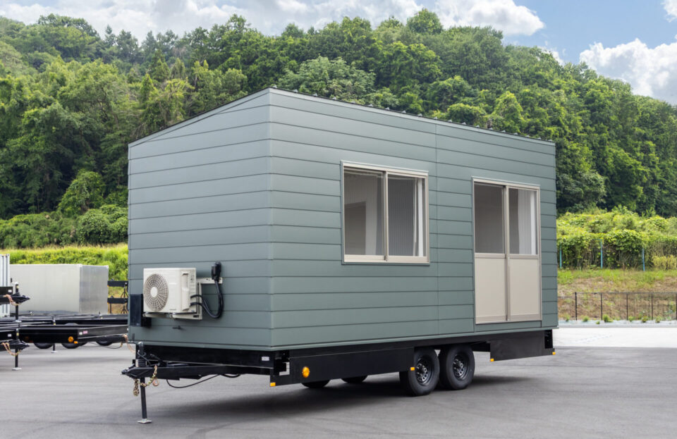 トレーラーハウスデベロップメントの「フリーレイ60」はスチールハウスの建築技術である「CFS工法」を採用した「FREELAY（フリーレイ）」シリーズの、6mサイズのトレーラーハウスです。事務所、店舗、宿泊施設など自由にカスタマイズ出来るシンプルなトレーラーハウスで、高い強度、耐久性、耐震性を備えながらも軽量化を実現しています。