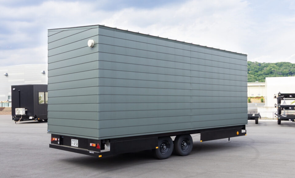 トレーラーハウスデベロップメントの「フリーレイ60」はスチールハウスの建築技術である「CFS工法」を採用した「FREELAY（フリーレイ）」シリーズの、6mサイズのトレーラーハウスです。事務所、店舗、宿泊施設など自由にカスタマイズ出来るシンプルなトレーラーハウスで、高い強度、耐久性、耐震性を備えながらも軽量化を実現しています。